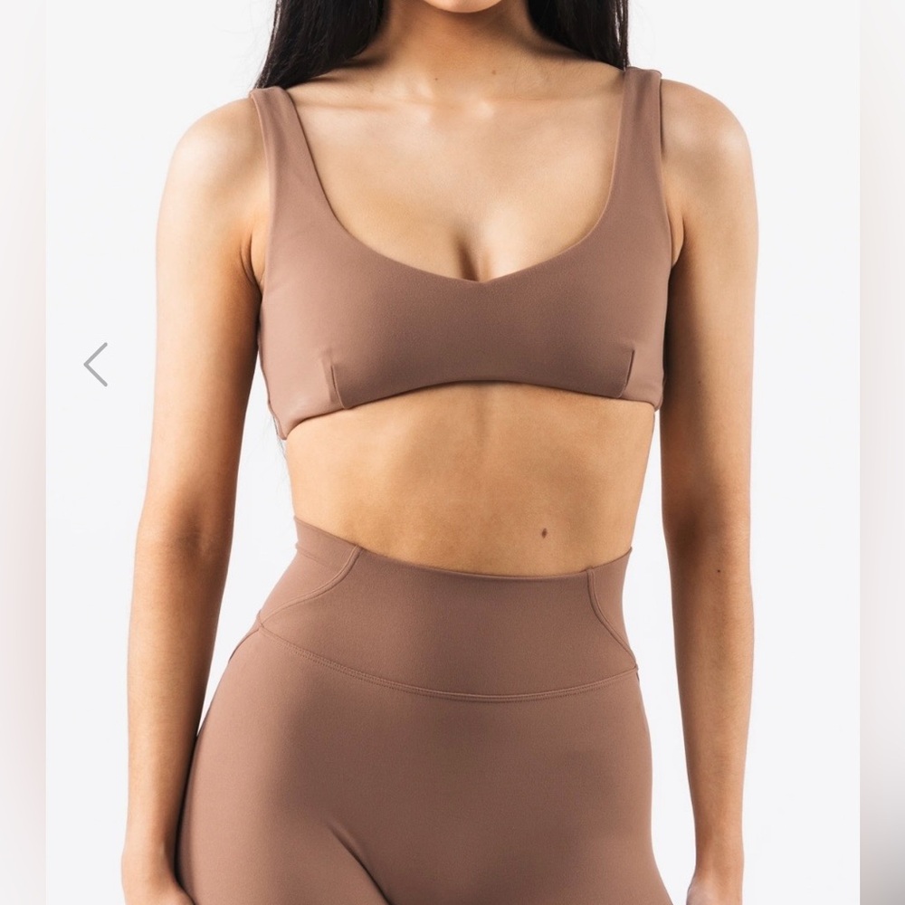 Alphalete Scoop Neck Sports Bra in Brown